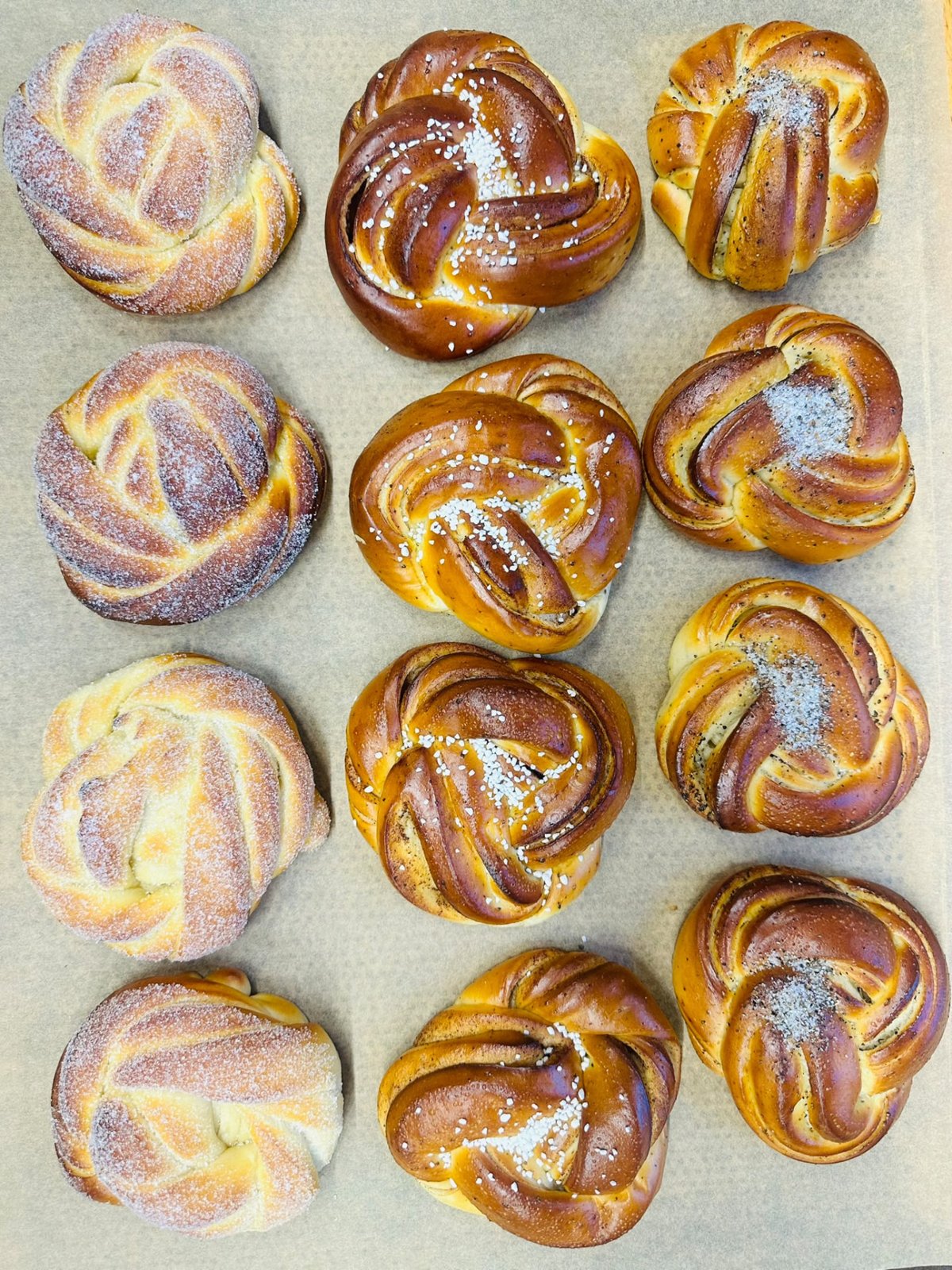 Nybakade bullar hos HeddaGretas café i Jönköping