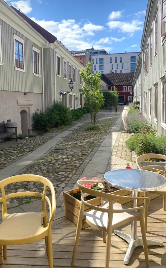 Uteserveringen på kullerstensgården utanför HeddaGretas café i Jönköping